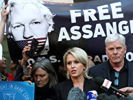Главный редактор Wikileaks Кристинн Хравнссон и адвокат Дженнифер Робинсон общаются со СМИ после ареста ДЖулиана Ассанжа в Лондоне Главный редактор Wikileaks Кристинн Хравнссон и адвокат Дженнифер Робинсон общаются со СМИ после ареста ДЖулиана Ассанжа в Лондоне