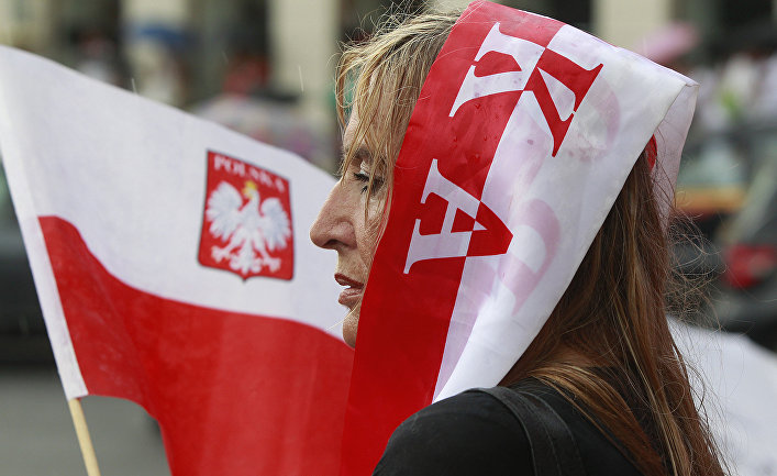 Женщина на митинге в Варшаве, Польша