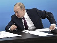Президент России Владимир Путин работает за столом Президент России Владимир Путин работает за столом