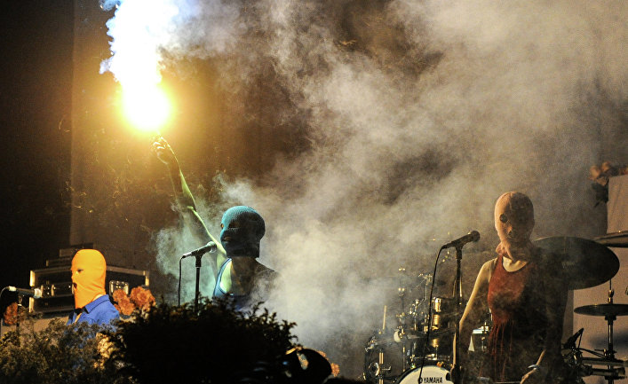 Акция Pussy Riot на концерте группы Faith No More в Москве