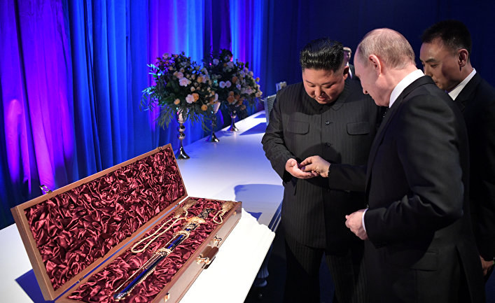 Путин дает лидеру КНДР Ким Чен Ыну монетку, получив от него в подарок меч