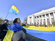 Участники митинга в поддержку закона об украинском языке в Киеве Участники митинга в поддержку закона об украинском языке в Киеве