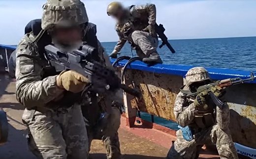 Украинские моряки взяли на абордаж «вражеское судно» Украинские моряки взяли на абордаж «вражеское судно»