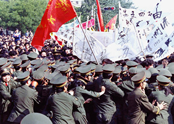 Столкновения протестующих с полицией на площади Тяньаньмэнь в Пекине, КНР Столкновения протестующих с полицией на площади Тяньаньмэнь в Пекине, КНР
