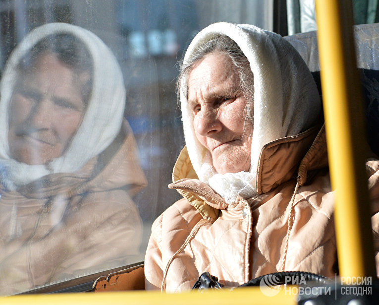 Фото пожилая раздвинула ляжки