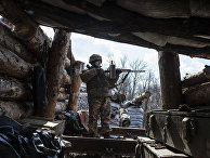 Украинский военный проверяет оружие в селе Золотое 4 на востоке Украины Украинский военный проверяет оружие в селе Золотое 4 на востоке Украины