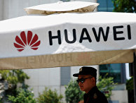 Логотип компании Huawei в Шанхае, Китай Логотип компании Huawei в Шанхае, Китай