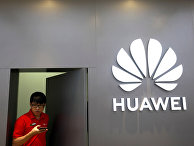Персонал флагманского магазина Huawei в Бангкоке, Таиланд Персонал флагманского магазина Huawei в Бангкоке, Таиланд