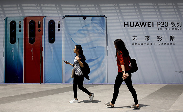 Реклама смартфонов Huawei в Пекине Реклама смартфонов Huawei в Пекине