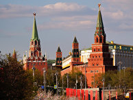 Троицкая, Комендантская, Оружейная и Боровицкая башни (слева направо) Московского Кремля Троицкая, Комендантская, Оружейная и Боровицкая башни (слева направо) Московского Кремля