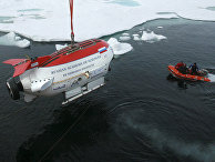 Российская глубоководная миниатюрная подводная лодка "Мир-1" во время спуска в воды Северного Ледовитого океана Российская глубоководная миниатюрная подводная лодка "Мир-1" во время спуска в воды Северного Ледовитого океана