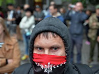 Активист "Правого сектора" у здания администрации президента в Киеве, Украина Активист "Правого сектора" у здания администрации президента в Киеве, Украина
