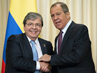 Министр иностранных дел России Сергей Лавров (справа) и министр иностранных дел Колумбии Ольмес Трухильо во время встречи. Министр иностранных дел России Сергей Лавров (справа) и министр иностранных дел Колумбии Ольмес Трухильо во время встречи.