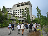 Туристы гуляют по городу-призраку Припять во время экскурсии по Чернобыльской зоне отчуждения Туристы гуляют по городу-призраку Припять во время экскурсии по Чернобыльской зоне отчуждения