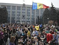 Обстановка в Кишиневе относительно стабилизировалась Митингующие у здания парламента Республики на площади Великого национального собрания, 2010 год
