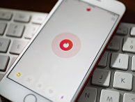 Приложение Tinder на экране смартфона Приложение Tinder на экране смартфона