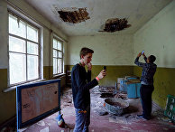 Туристы фотографируются в детском саду в заброшенном селе Копачи недалеко от Чернобыльской АЭС Туристы фотографируются в детском саду в заброшенном селе Копачи недалеко от Чернобыльской АЭС