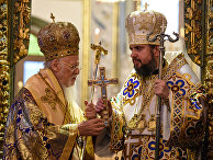 Вселенский Патриарх Варфоломей I и митрополит Епифаний во время официальной церемонии Вселенский Патриарх Варфоломей I и митрополит Епифаний во время официальной церемонии