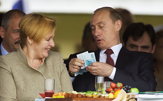 Глава российского государства Владимир Путин с супругой Людмилой Глава российского государства Владимир Путин с супругой Людмилой