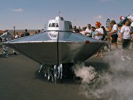 «Летающая тарелка» во время годовщины предполагаемой катастрофы НЛО возле Розуэлла «Летающая тарелка» во время годовщины предполагаемой катастрофы НЛО возле Розуэлла