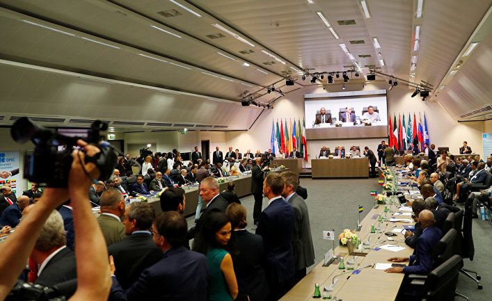 Журналисты ждут начала встречи ОПЕК в Вене, Австрия