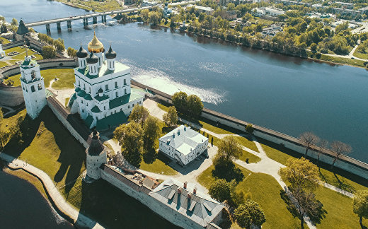 Псковский Кремль и Свято-Троицкий кафедральный собор в Пскове Псковский Кремль и Свято-Троицкий кафедральный собор в Пскове