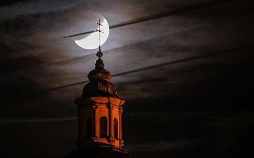 16 июля 2019. Лунное затмение и церковь в Вайнгартене, Германия 16 июля 2019. Лунное затмение и церковь в Вайнгартене, Германия