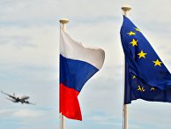 Флаги России, ЕС и Франции на набережной Ниццы. На дальнем плане - самолет заходит на посадку в международный аэропорт Ниццы. Флаги России, ЕС и Франции на набережной Ниццы. На дальнем плане - самолет заходит на посадку в международный аэропорт Ниццы.