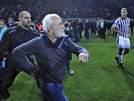 Владелец клуба PAOK бизнесмен Иван Саввидис во время футбольного матча греческой лиги в Афинах Владелец клуба PAOK бизнесмен Иван Саввидис во время футбольного матча греческой лиги в Афинах