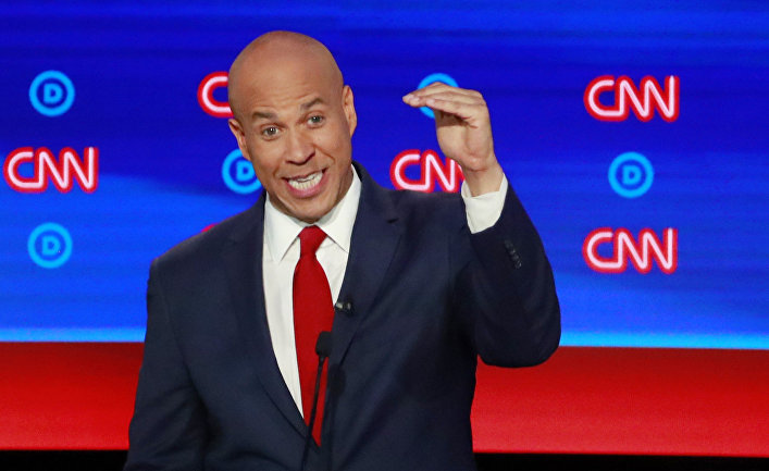 Сенатор США Кори Букер выступает на президентских дебатах в Детройте