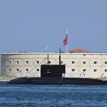 Дизель-электрическая подводная лодка "Новороссийск" проекта "Варшавянка" у Севастопольской крепости Дизель-электрическая подводная лодка "Новороссийск" проекта "Варшавянка" у Севастопольской крепости