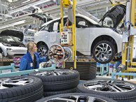 Рабочий на заводе немецкого автопроизводителя BMW в Лейпциге, Германия Рабочий на заводе немецкого автопроизводителя BMW в Лейпциге, Германия