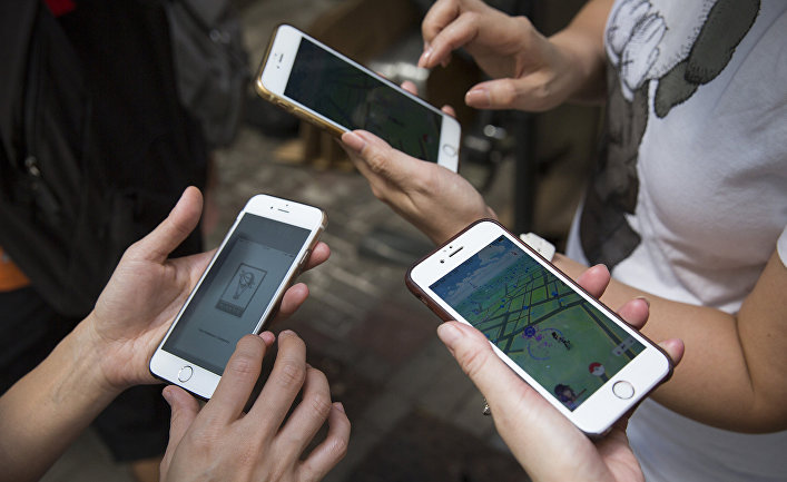 Молодые люди играют в Pokemon GO в Гонконге