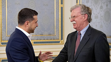 Советник по национальной безопасности США Джон Болтон и президент Украины Владимир Зеленский во время встречи в Киеве