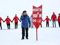 Капитан атомного ледокола "50 лет Победы" и участники детского юбилейного рейса в честь 60-летия атомного ледокольного флота на Северном полюсе Капитан атомного ледокола "50 лет Победы" и участники детского юбилейного рейса в честь 60-летия атомного ледокольного флота на Северном полюсе