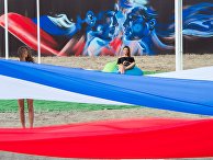 Флешмоб с развёртыванием 30-метрового российского флага на фестивале «Таврида-АРТ» в Судаке, Крым Флешмоб с развёртыванием 30-метрового российского флага на фестивале «Таврида-АРТ» в Судаке, Крым