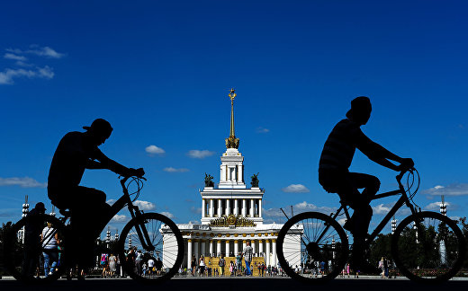 Велосипедисты на ВДНХ в Москве Велосипедисты на ВДНХ в Москве