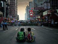 Сторонники протестного движения Occupy Central на митинге в районе Mong Kok в Гонконге Сторонники протестного движения Occupy Central на митинге в районе Mong Kok в Гонконге
