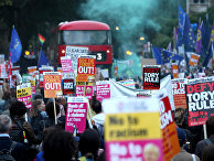 Противники Brexit во время акции протеста у здания парламента в Лондоне, Великобритания Противники Brexit во время акции протеста у здания парламента в Лондоне, Великобритания