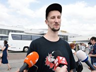 Гражданин Украины Александр Кольченко общается с журналистами Гражданин Украины Александр Кольченко общается с журналистами