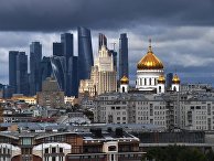 Вид на небоскребы делового центра "Москва-сити" и Храм Христа Спасителя в Москве Вид на небоскребы делового центра "Москва-сити" и Храм Христа Спасителя в Москве