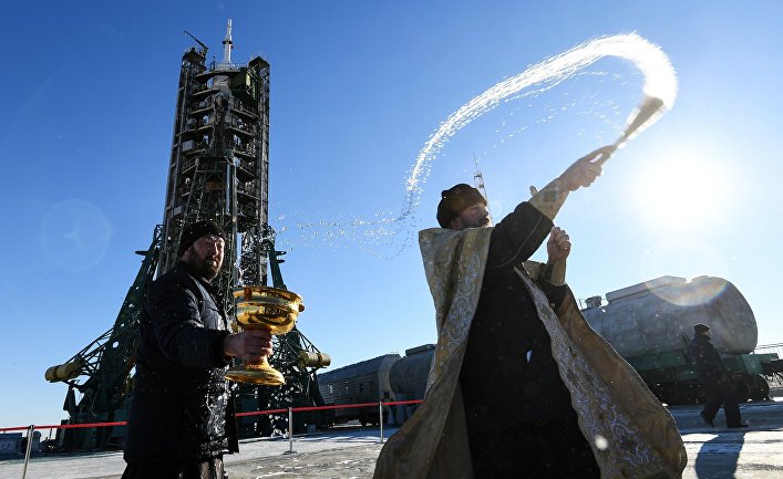 Освящение ракеты-носителя "Союз-ФГ" с пилотируемым кораблем "Союз МС-11"