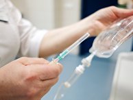 Санитарка ставит капельницу Санитарка ставит капельницу