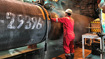 Рабочий на судне-трубоукладчике готовит трубы для «Северного потока — 2»