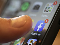 Приложение Facebook на экране смартфона Приложение Facebook на экране смартфона