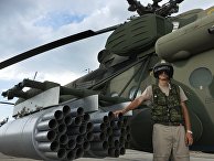 Летчик у российского транспортно-штурмового вертолета МИ-8АМШТ на аэродроме "Хмеймим" в Сирии Летчик у российского транспортно-штурмового вертолета МИ-8АМШТ на аэродроме "Хмеймим" в Сирии