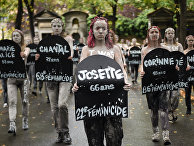 Активистки движения Femen во время акции протеста на кладбище Монпарнас в Париже Активистки движения Femen во время акции протеста на кладбище Монпарнас в Париже