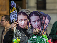 Маски Греты Тунберг во время акции протеста против изменения климата в Сантьяго, Чили Маски Греты Тунберг во время акции протеста против изменения климата в Сантьяго, Чили
