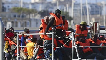 Мигранты в гавани Валлетты, Мальта