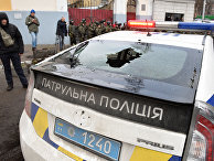 Автомобиль полиции Украины с разбитым задним стеклом в центре Киева Автомобиль полиции Украины с разбитым задним стеклом в центре Киева